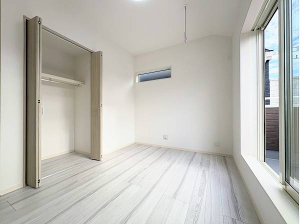 収納も豊富な洋室