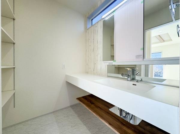 フルフラットな洗面化粧台 背面には収納棚も完備