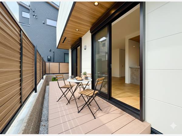 ウッドデッキで落ち着きのあるひと時を※家具などはイメージになります