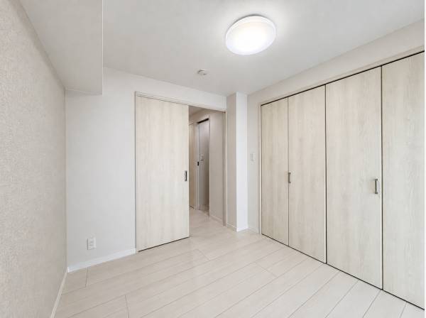 白い床と建具で統一した、収納も豊富ですっきりと暮らせる明るい洋室です。
