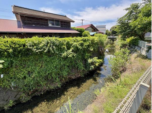 お庭の先にはさらさらと小川が流れる潤いある環境