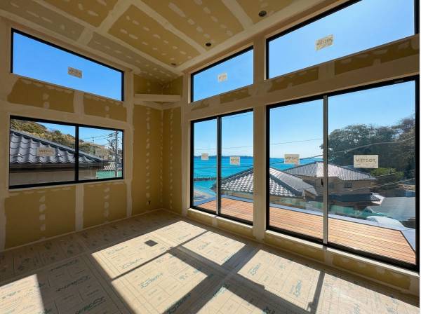 海を望むリビングは吹抜となった大空間。約２６帖のゆとりある広さ