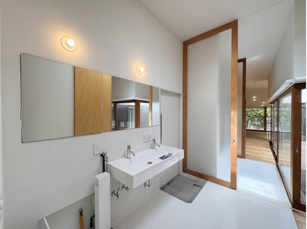 玄関すぐに洗面所があります