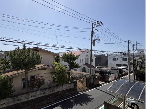 バルコニーからは開放感のある眺め。空を広く感じます