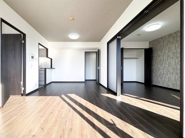 昼間は自然光だけで過ごせそうな明るい空間