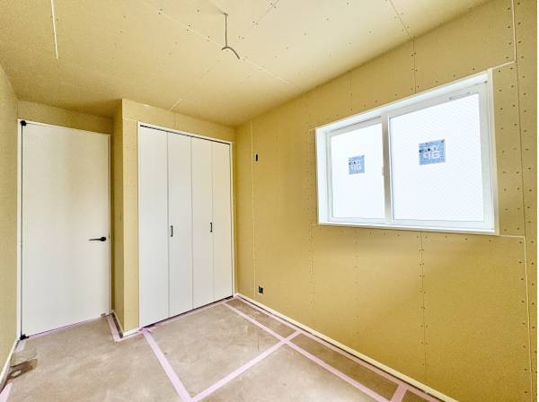 各居室には収納力のあるクローゼットを完備しております