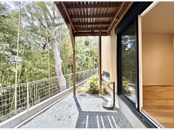 ウッドデッキ下はお庭スペース