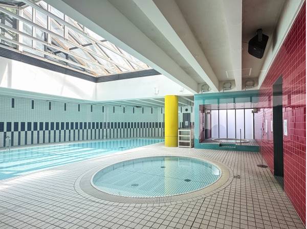 室内プールにジャグジーなど共有施設充実