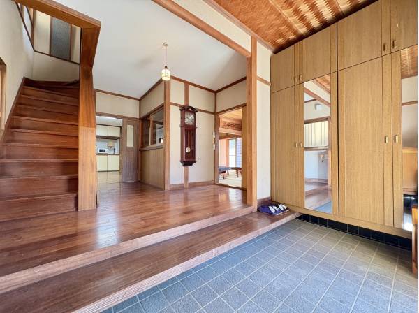 玄関から惹き込まれるお住まい