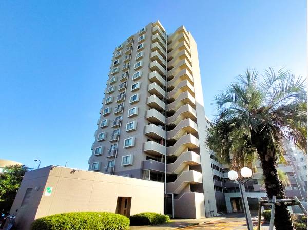 リゾート感のある植栽が海街の雰囲気を盛り立ててくれます