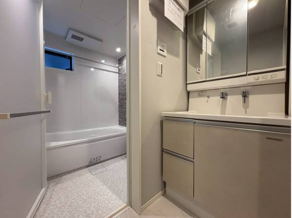 パウダールーム、バスルームは洗練されたデザイン