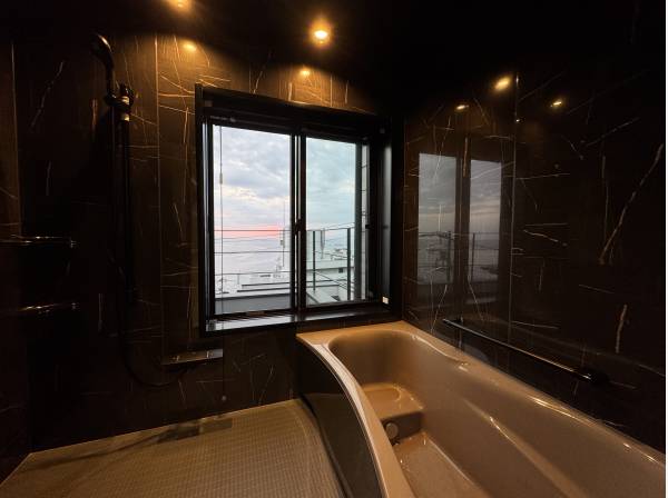 バスタブに浸かっても海が見えます。