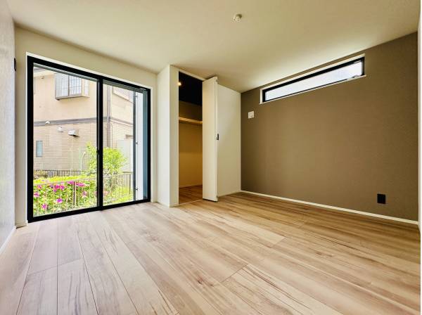 約7.16帖の主寝室/大型のWICも完備