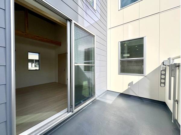 リビングから繋がる大型バルコニー