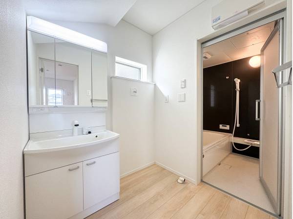 キッチンからのスムーズな動線が嬉しい水周り