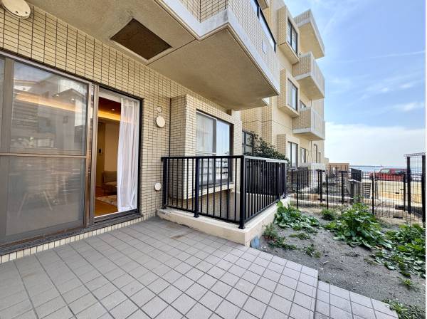 LDKに繋がるテラスと専用庭。ガーデニングもペットもOK。