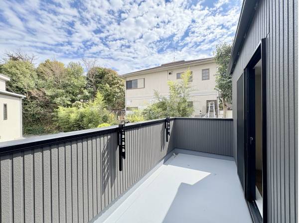 広々としたバルコニー日差しを沢山浴びることができます