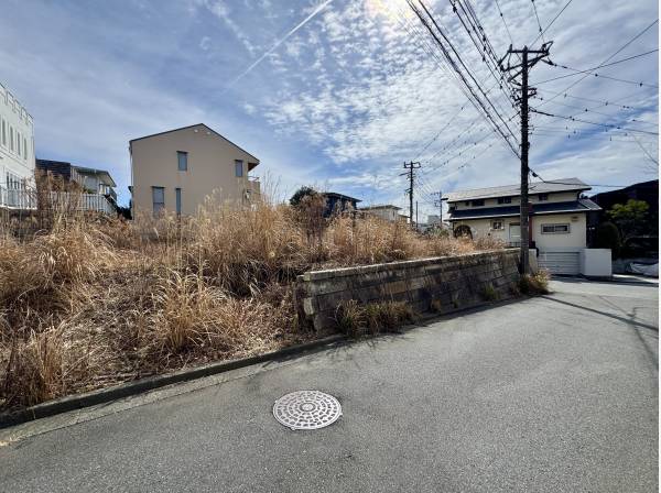 喧騒から切り離された高台の住宅街に本物件は位置します