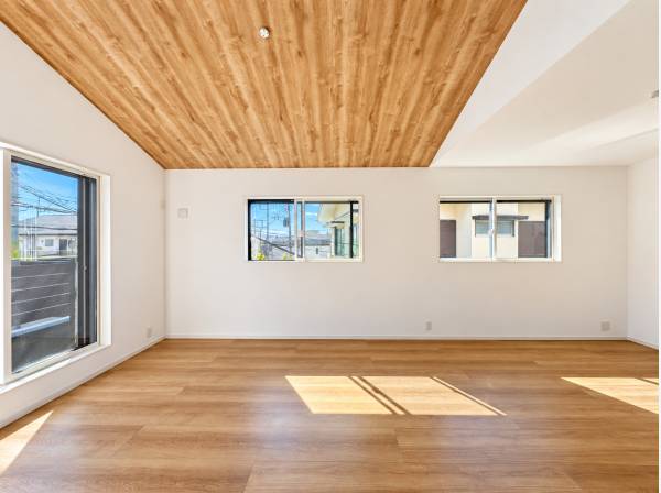 シンプルでスタイリッシュな室内デザインです。