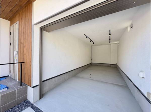 ガレージ付きで大事な愛車も守られます