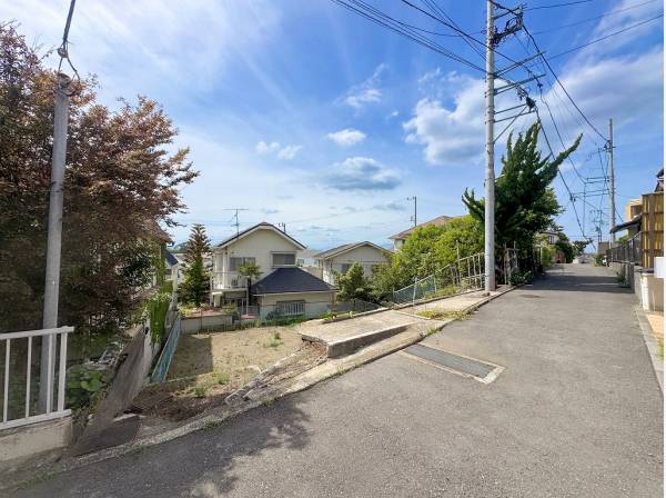 車の通り抜けのない静かな接道沿いです