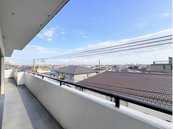 東南向きに江ノ島、西側には富士山を望む眺望がございます。