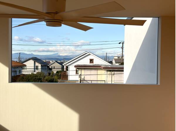 ロフトの窓越しに富士山を望む特別な目線