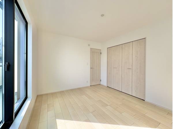 寝室の窓を開ければ、室内と屋外が緩やかに繋がります