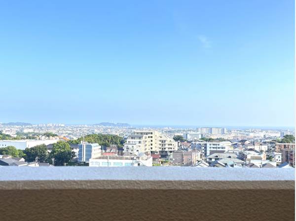 バルコニーからは海や江ノ島を望めて、夏には花火大会も見れます♪