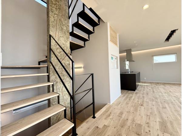 スケルトン階段で開放感がございます