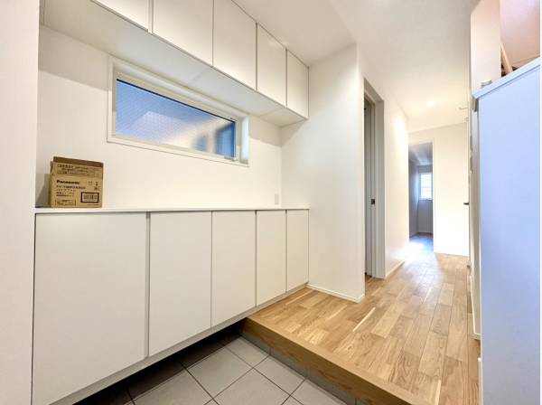 家族の「ただいま」を優雅に迎える、品格ある玄関アプローチ。