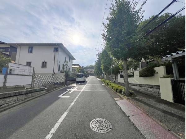 道も広くて、落ち着いた住居が立ち並びます
