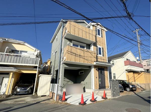 ウッドをあしらったバルコニーが目を惹く3階建のお住まい