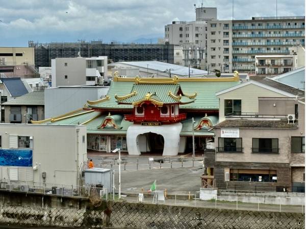 バルコニーからは片瀬江ノ島駅が見えます。