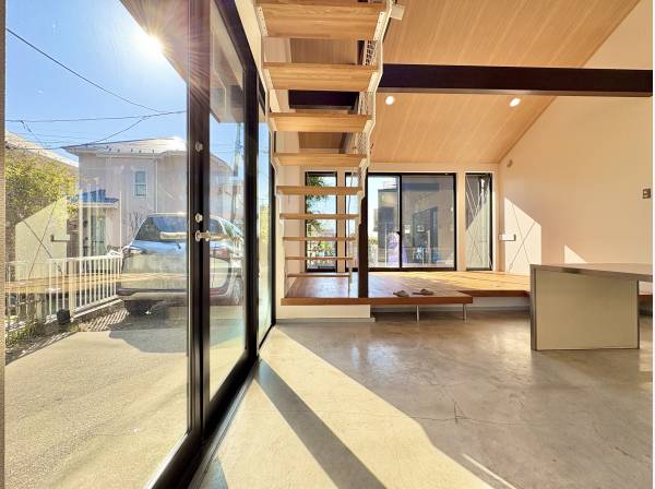 大きな掃き出し窓と2面採光で、1日を通して明るさが続く心地よいLDK。