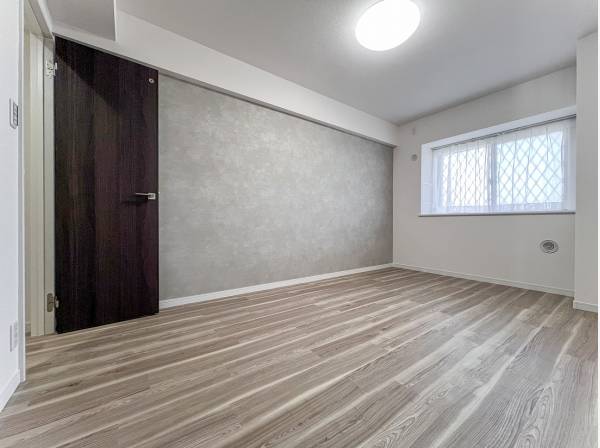 お部屋に洗練感を与えるグレーのアクセントクロス