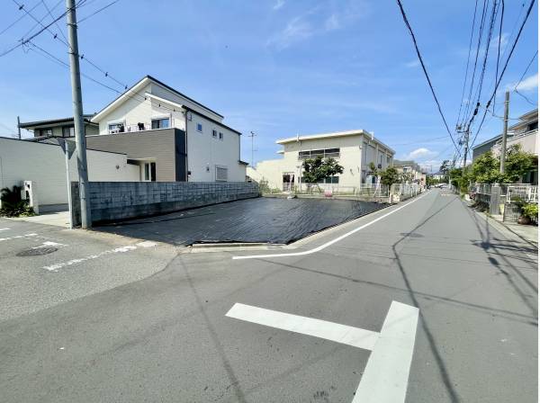 前面道路は5.6ｍあるため駐車も楽々です！