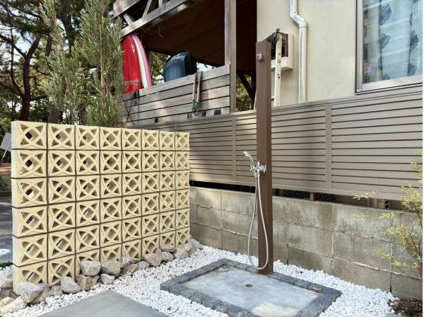 屋外シャワーもございます♪