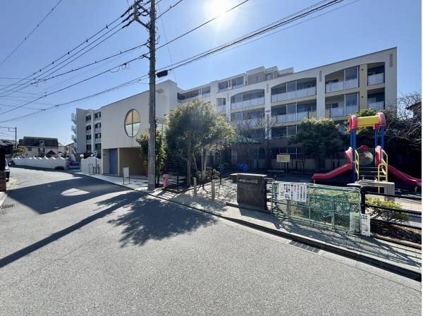 目の前は公園。少し足を伸ばせば海がある。（約400m）