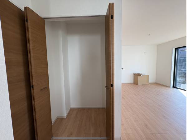 キッチンの隣にはパントリーを備え調理の幅を広げてくれます