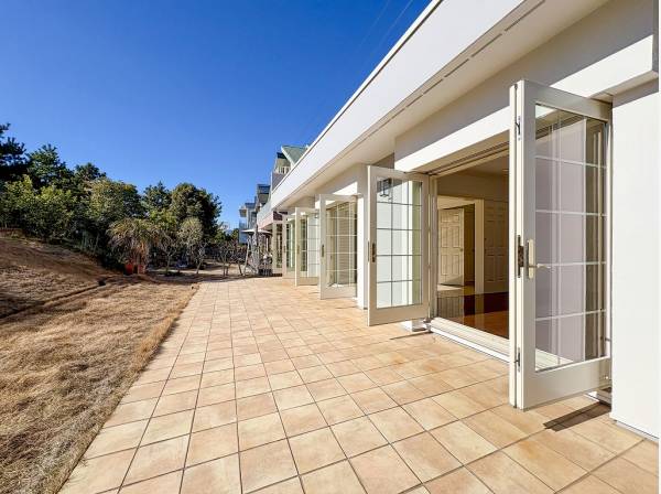 ガーデニングも思う存分できそうな全室と繫がるテラス