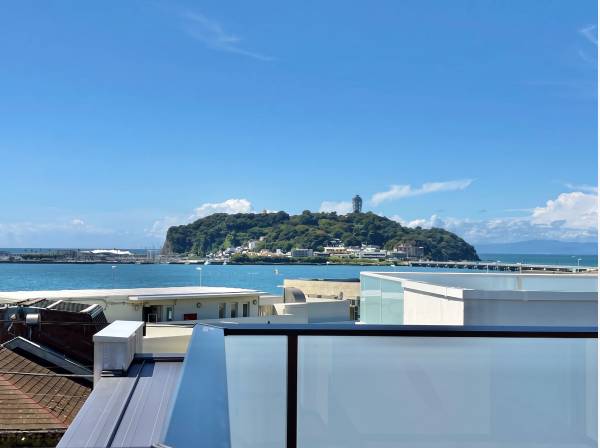 スカイバルコニーからは江の島を一望します