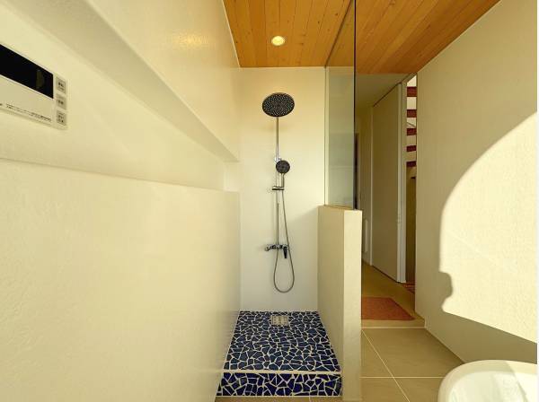 浴室はシャワーブースとバスタブで構成