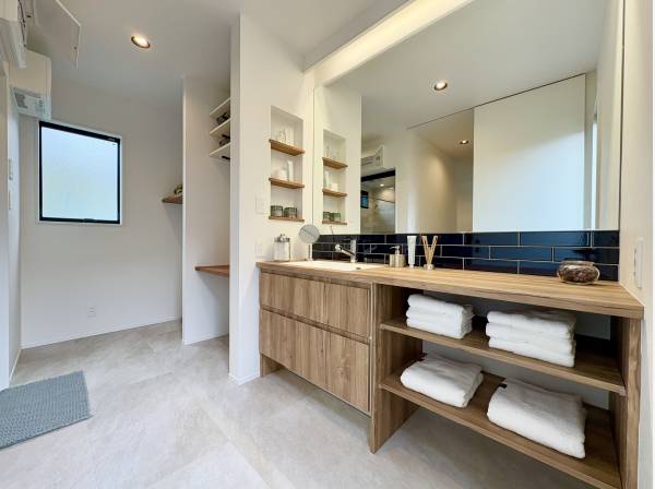 大型の鏡が備わるパウダールーム