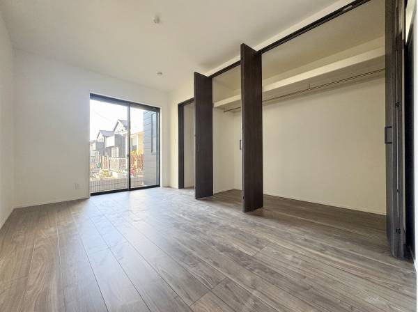 たっぷりの収納スペースが完備された約7帖のベッドルーム