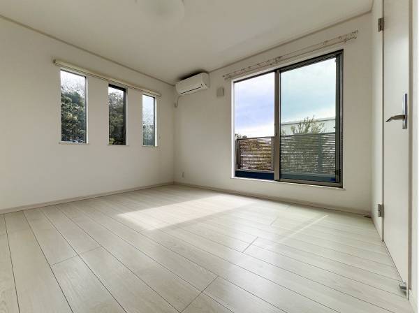 約8帖の主寝室は緑と空の景色に癒されます