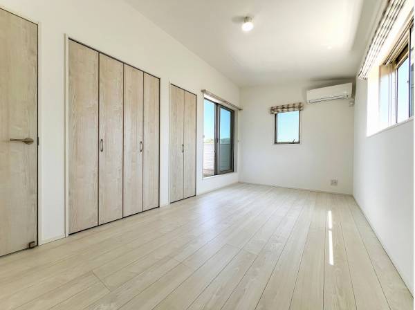 3階の洋室はゆとりの広さがあり陽当たりも良好