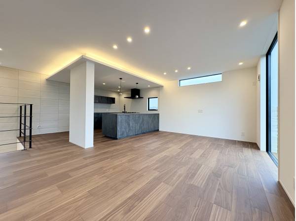 照明、無垢材を使用した温かみのある内装