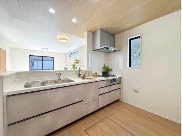 広く見渡せるカウンターキッチン カップボードを置くゆとりも十分！