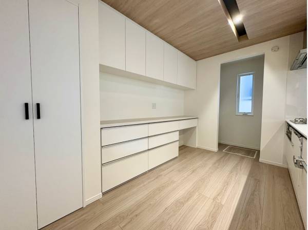 キッチンスペースには嬉しいカップボード付きです！